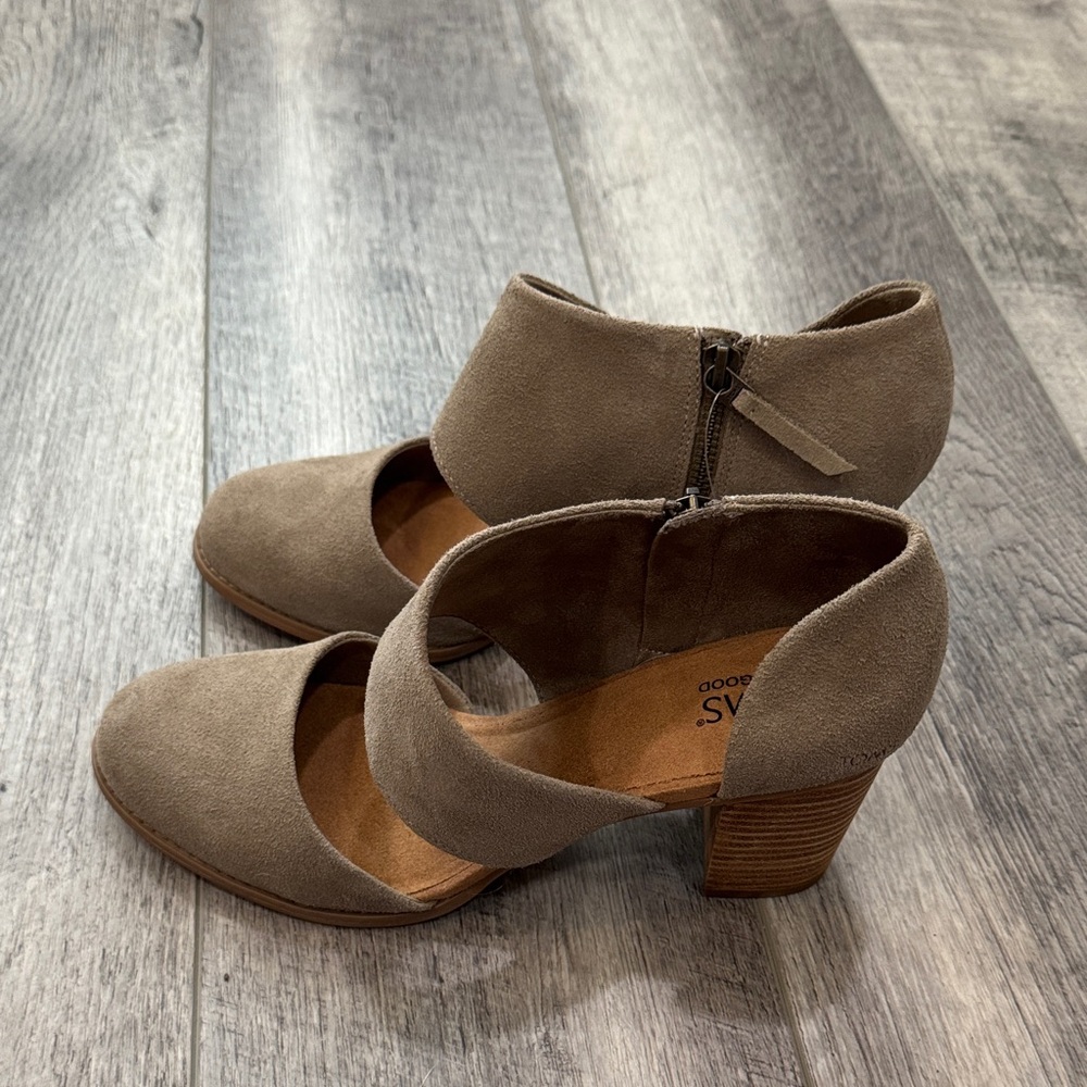 Toms Milan Dune Suede closed Toe Shoes